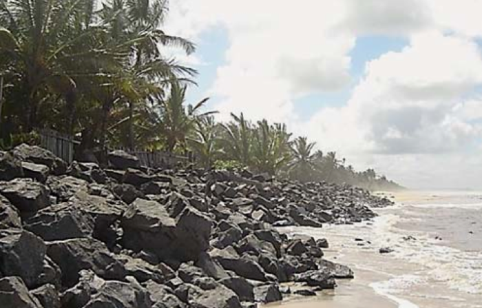 Enrocamento protegendo residências da ação erosiva das ondas na praia de São Domingos